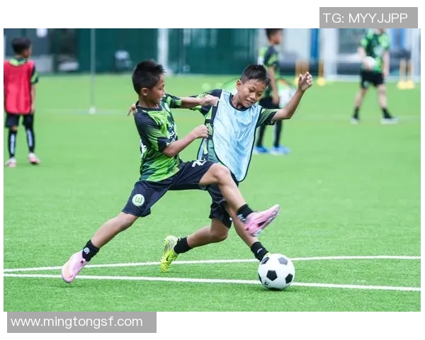 双腿绕足球的技巧与训练方法全面解析助你提升足球水平